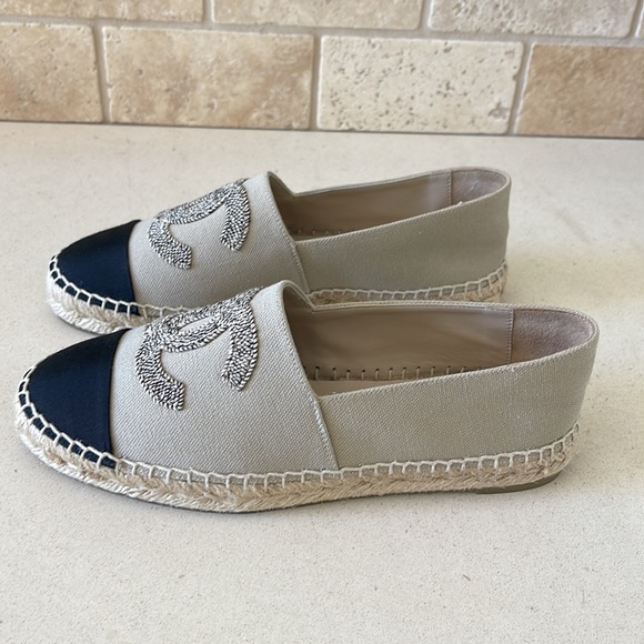 BRAND NEW Size 7 CHANEL Espadrilles in Beige and Black - Picture 4 of 12